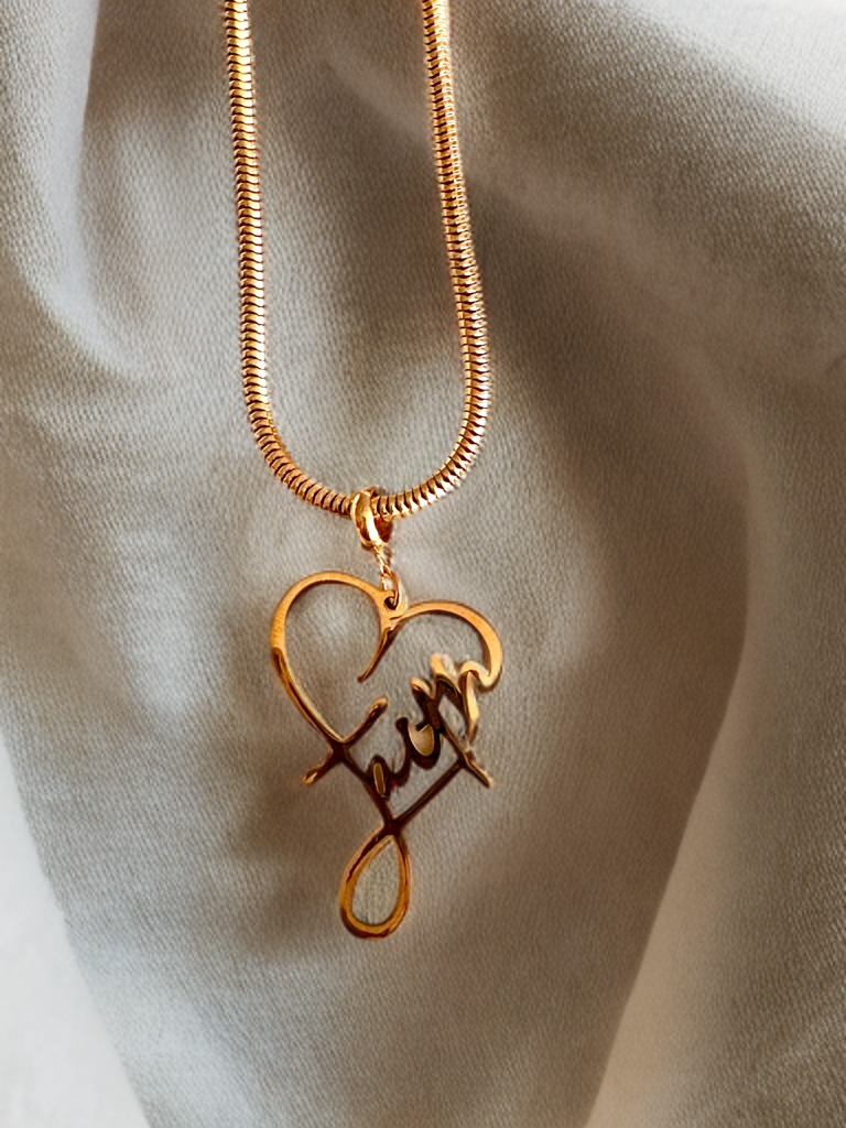 Collar dorado con charm de Faith