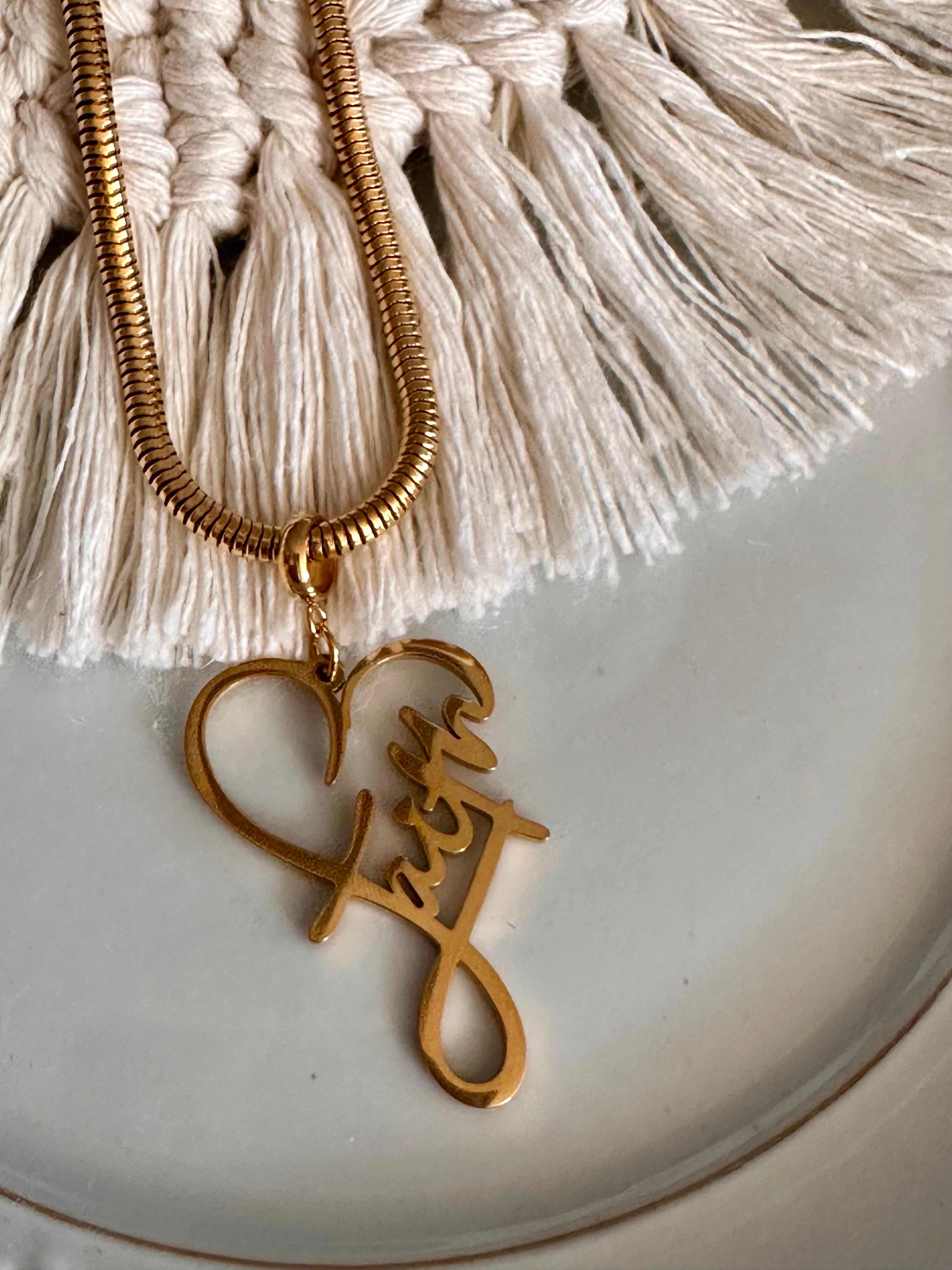 Collar dorado con charm de Faith