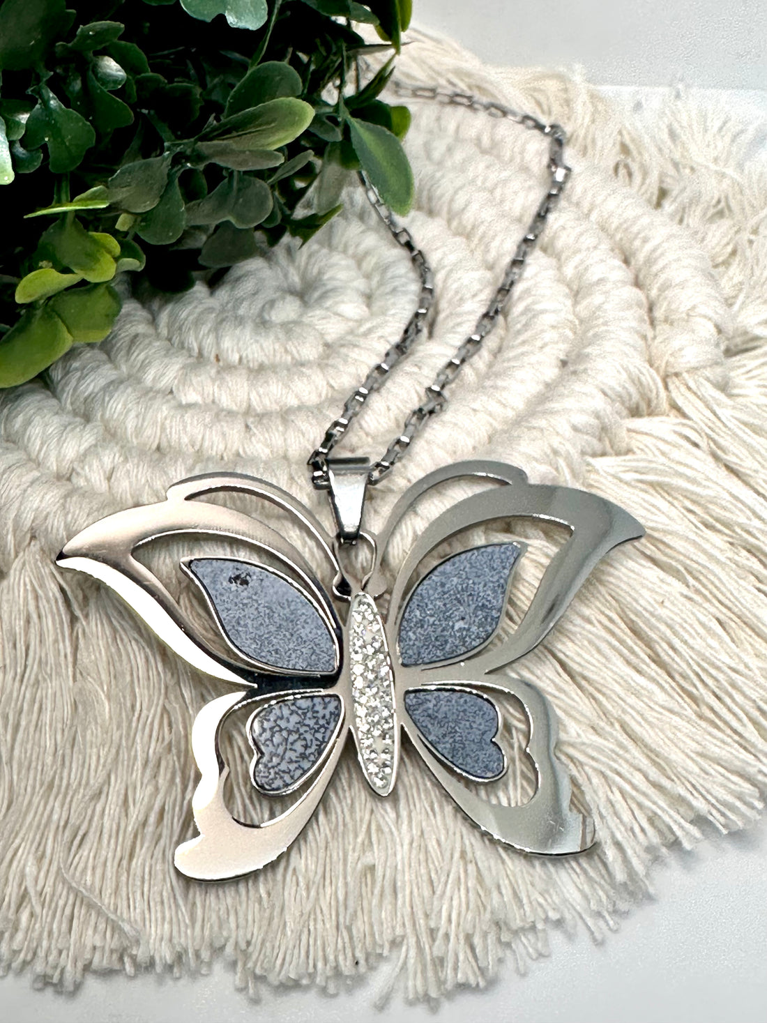 LUXE NECKLACE BUTTERFLY GRAYSTONE