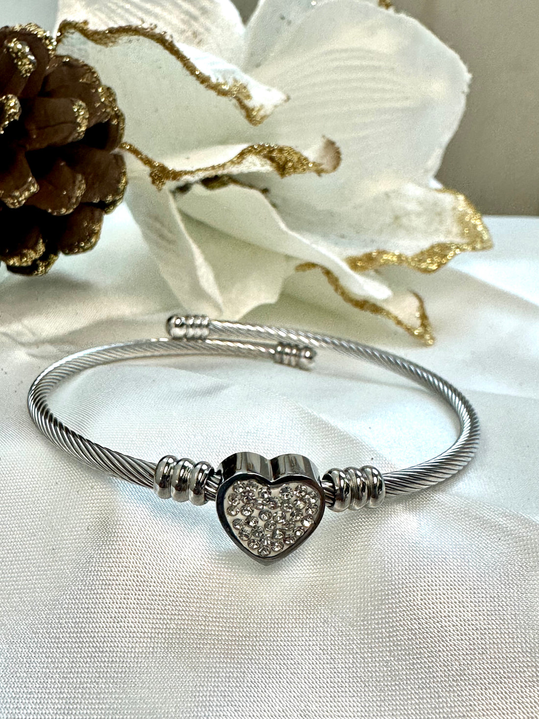 LUXE SS WIRE BANGLE - DELICATE PAVE CRYSTALS HEART (Silver)